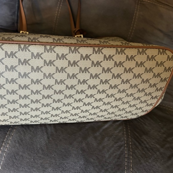 Michael Kors Gently used Laptop Bag - 18” X 16” Logo - Picture 2 of 7